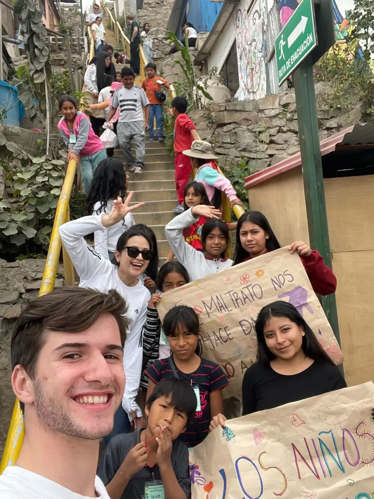 Voluntario con carteles en unas gradas